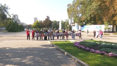 У Дніпрі під стінами облради та облдержадміністрації пройшла акція "Ми - Є"