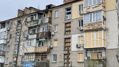 Вирви від снарядів, розкидане каміння і земля — наслідки нічного обстрілу військами РФ Херсона Вирви від снарядів, розкидане каміння і земля — наслідки нічного обстрілу військами РФ Херсона