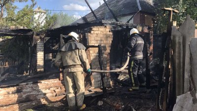У селищі на Харківщині вигоріли два будинки та сарай: пожежу гасили дев'ять годин У селищі на Харківщині вигоріли два будинки та сарай: пожежу гасили дев'ять годин