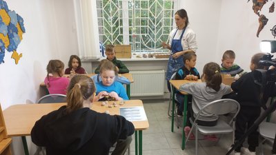 «Притискати глину трішки лоскотно в руки»: у Полтаві дітей ВПО безплатно навчають гончарству «Притискати глину трішки лоскотно в руки»: у Полтаві дітей ВПО безплатно навчають гончарству