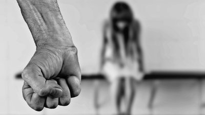 На Херсонщині судитимуть чоловіка, який два роки ґвалтував свою падчерку