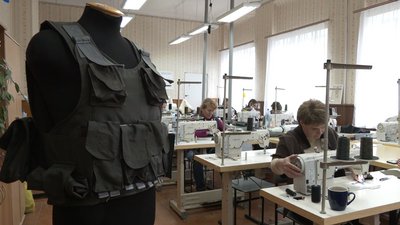 Щоб зберегти життя: працівниці ліцею на Черкащині шиють бронежилети-розгрузки