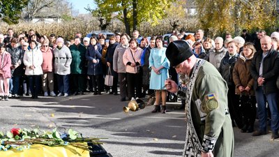 На Кіровоградщині попрощалися з чотирма захисниками, які загинули на війні з Росією На Кіровоградщині попрощалися з чотирма захисниками, які загинули на війні з Росією