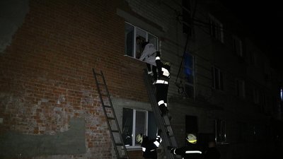 Пожежа на Дніпропетровщині: рятувальники серед ночі евакуювали із задимленого будинку 9 людей