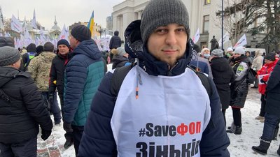 "У мене купують три шурупи на гривню". ФОПи під Радою вимагають скасування касових апаратів "У мене купують три шурупи на гривню". ФОПи під Радою вимагають скасування касових апаратів