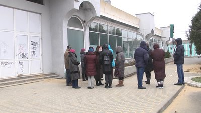 Тріщать стіни: лучани проти ремонту приміщення в їхньому будинку