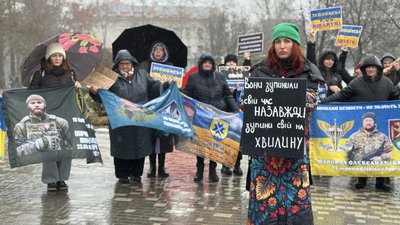 Люди під час хвилини мовчання у Миколаєві
