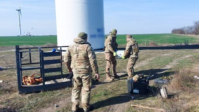 На Миколаївщині у гвинті вітряка застрягли уламки безпілотника На Миколаївщині у гвинті вітряка застрягли уламки безпілотника