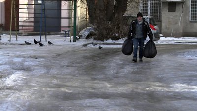 Не розчищенні тротуари у Луцьку