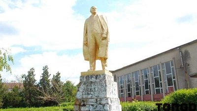 "Немає під'їзду для техніки". На Одещині не можуть прибрати останній пам'ятник Леніну