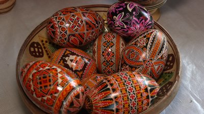 Жовтогарячі писанки, які розписують у селі Космач на Івано-Франківщині