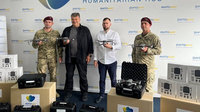 Житомирські волонтери передали воїнам-десантникам 35 дронів і тепловізори Житомирські волонтери передали воїнам-десантникам 35 дронів і тепловізори