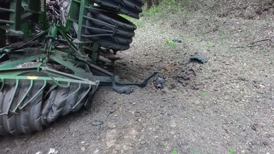 У Сумському районі на протитанковій міні підірвався трактор У Сумському районі на протитанковій міні підірвався трактор
