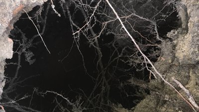 На пішохідній зоні у старій частині Луцька утворилося провалля На пішохідній зоні у старій частині Луцька утворилося провалля
