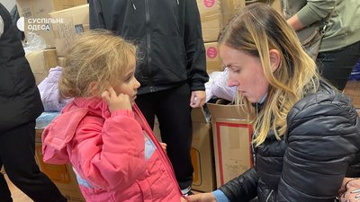 В Одесі переселенцям з Херсонщини роздають куртки В Одесі переселенцям з Херсонщини роздають куртки