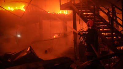 Атака безпілотників на Одесу: пошкоджені дві багатоповерхівки, є поранені Атака безпілотників на Одесу: пошкоджені дві багатоповерхівки, є поранені