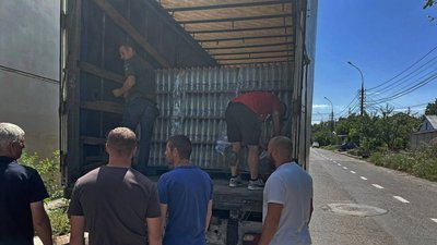 Привезли допомогу. Волонтери з Буковини роздали миколаївцям 24 тонни бутильованої води