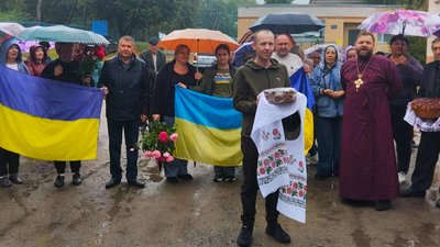 Звільненого з полону Олександра Безверхнього зустріли у рідному селі