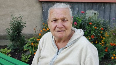 Лучанин збирає сміття у квартирі на Домни Гордіюк Лучанин збирає сміття у квартирі на Домни Гордіюк