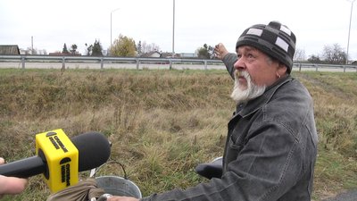У селі Березівка після смертельної ДТП місцеві жителі продовжують переходити трасу Київ — Чоп у невстановленому місці У селі Березівка після смертельної ДТП місцеві жителі продовжують переходити трасу Київ — Чоп у невстановленому місці