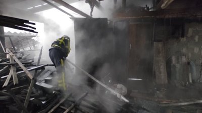 Дві пожежі за дві години погасили пожежники на Закарпатті Дві пожежі за дві години погасили пожежники на Закарпатті