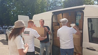 Понад тонну гуманітарної допомоги привезли до Житомира для переселенців волонтери з Нідерландів Понад тонну гуманітарної допомоги привезли до Житомира для переселенців волонтери з Нідерландів