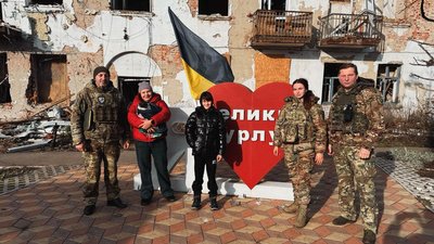 "Білі янголи" евакуйовують жінку з дітьми та котом з Великобурлуцької громади