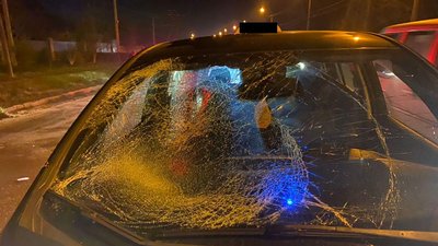 У Рівному водій таксі збив пішохода, той – у лікарні