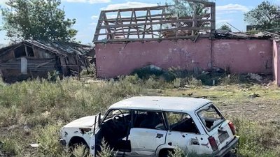 Спалені і зруйновані будинки, вщерть розбитий центр селища, згорілі автівки: Високопілля після піврічної окупації Спалені і зруйновані будинки, вщерть розбитий центр селища, згорілі автівки: Високопілля після піврічної окупації