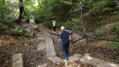 В меморіальному комплексі "Дем'янів Лаз" у Франківську утворилося стихійне звалище відходів В меморіальному комплексі "Дем'янів Лаз" у Франківську утворилося стихійне звалище відходів