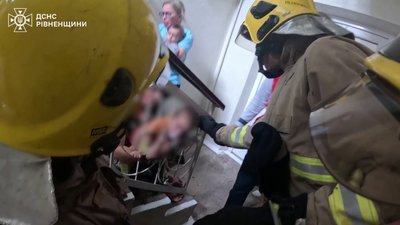 Дворічна дитина під час гри застрягла в металевій огорожі на сходах у Дубні