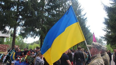 У Сумах поховали військового Олександра Одінцова, якого вбили на Луганщині У Сумах поховали військового Олександра Одінцова, якого вбили на Луганщині
