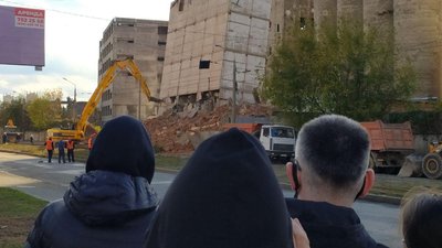 Плановий підрив елеватора у Харкові: частина будівлі встояла Плановий підрив елеватора у Харкові: частина будівлі встояла