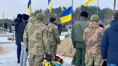 У Малині прощаються з 23-річним пілотом бойового літака МіГ-29 Владиславом Залістовським У Малині прощаються з 23-річним пілотом бойового літака МіГ-29 Владиславом Залістовським