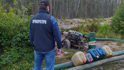 Зброю, мотопомпи та готівку вилучили під час обшуків на Рівненщині