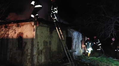 Знайшли біля вхідних дверей будинку: 46-річний чоловік загинув на пожежі на Житомирщині