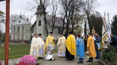 Священники освячують воду біля фігури Матері Божої Священники освячують воду біля фігури Матері Божої