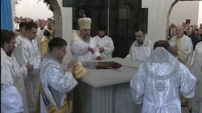 Богослужіння в храмі-пантеоні очолює предстоятель Православної церкви України митрополит Епіфаній Богослужіння в храмі-пантеоні очолює предстоятель Православної церкви України митрополит Епіфаній