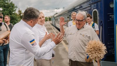 Мільярдер Говард Баффет відвідав Рівненщину та взяв участь в обжинках. Чим він допомагає Україні Мільярдер Говард Баффет відвідав Рівненщину та взяв участь в обжинках. Чим він допомагає Україні