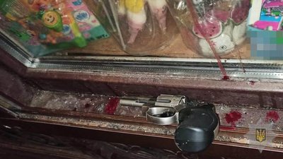 В Одесі затримали жінку з револьвером. Її звинувачують у нападі на МАФ