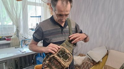 Вадим показав сумку, яку сам пошив. Вадим показав сумку, яку сам пошив.