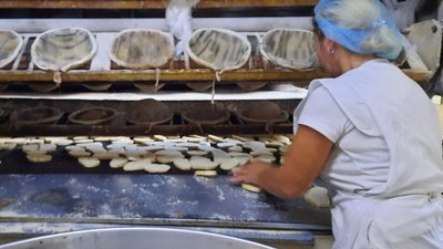 У Кропивницькому бракує охочих фасувати сухарі для гуманітарної допомоги