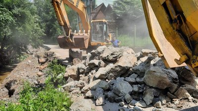На Закарпатті відновлюють зруйновану паводком дорогу Ясіня – Стебний