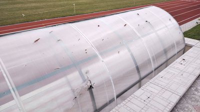 Пошкоджені бігові доріжки, адмінбудівля, поле – фоторепортаж зі стадіону в Тростянці Пошкоджені бігові доріжки, адмінбудівля, поле – фоторепортаж зі стадіону в Тростянці