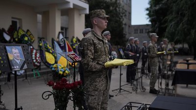 Оркестр, квіти та сльози: як в Одесі прощалися із загиблими 28 окремої механізованої бригади Оркестр, квіти та сльози: як в Одесі прощалися із загиблими 28 окремої механізованої бригади