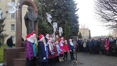 Біля пам’ятника Святому Миколаю, покровителю Луцька, відбулась спільна молитва Біля пам’ятника Святому Миколаю, покровителю Луцька, відбулась спільна молитва