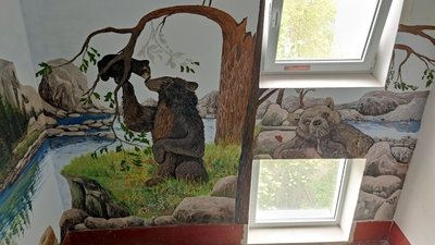 Ліс, гірські пейзажі та ведмедів зобразила жителька Миколаєва на стінах під’їзду