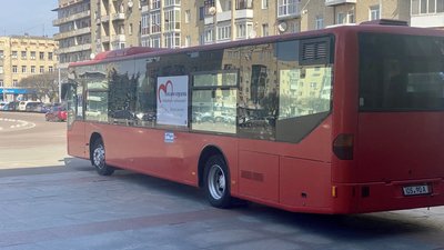 Автобуси для театру та будинку-інтернату на Житомирщині передали з-за кордону благодійники