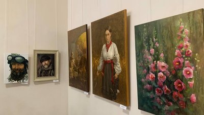"Невтомлені, нескорені, об’єднані": у Тернополі відкрили виставку про війну