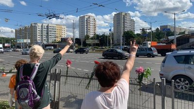 У мінську люди несуть квіти на місце, де загинув протестувальник У мінську люди несуть квіти на місце, де загинув протестувальник